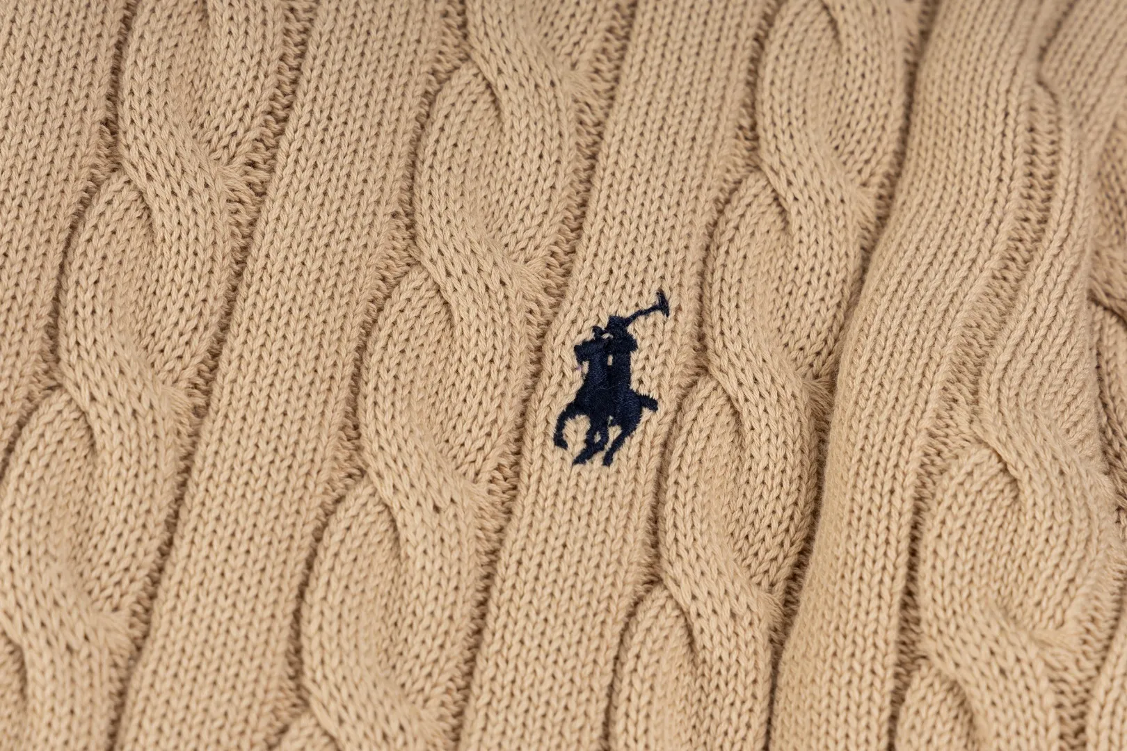 P236 #R92 RALPH LAUREN Ralph Lauren fifteen colors classic small label embroidery logo turtleneck pullover half-zip knitted cable sweater with high-density LOGO embroidery on the chest and original customized tag accessories. Made of pure cotton yarn, pure cotton is skin-friendly and comfortable, small label war horse embroidered twist turtleneck sweater 🐎 high quality, follow the blogger to learn how to wear it! Let’s buy a Ralph Lauren cable sweater. It’s a super hard-to-find series after it became popular. It’s hard to find one on the official website. It’s simple and practical to wear, with a lazy and loose feel. The thickened fabric has more texture, feels soft and delicate, and has a loose fit. Whether worn alone or layered, you can wear different styles of fashion with just one piece!   Size：XS S M L